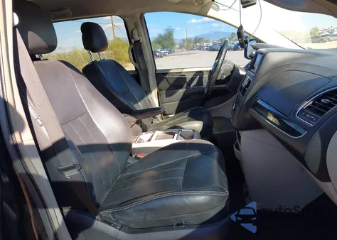 2012 Chrysler Town & Country Touring z USA, uszkodzony, nr VIN 2C4RC1BG6CR192145